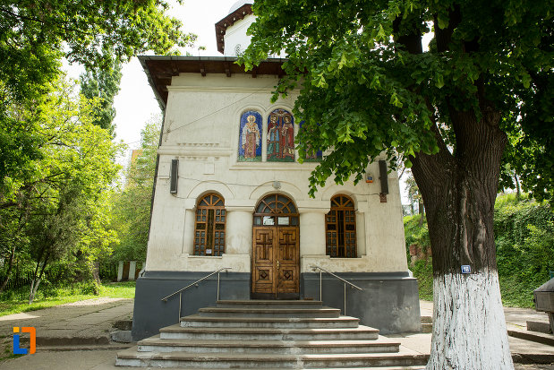 intrarea-in-biserica-sf-imparati-din-slatina-judetul-olt.jpg