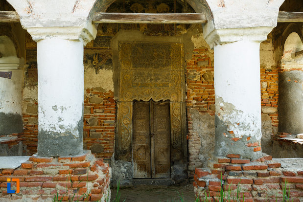 intrarea-in-biserica-sf-ioan-botezatorul-1793-din-ocnele-mari-judetul-valcea.jpg