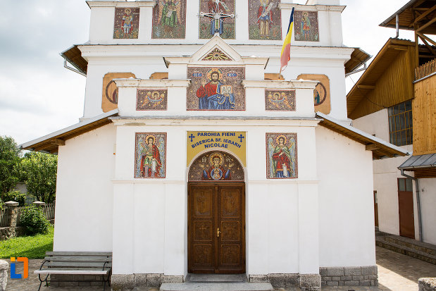intrarea-in-biserica-sf-nicolae-din-fieni-judetul-dambovita.jpg