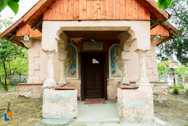 intrarea-in-biserica-sf-nicolae-din-lazaresti-judetul-gorj.jpg