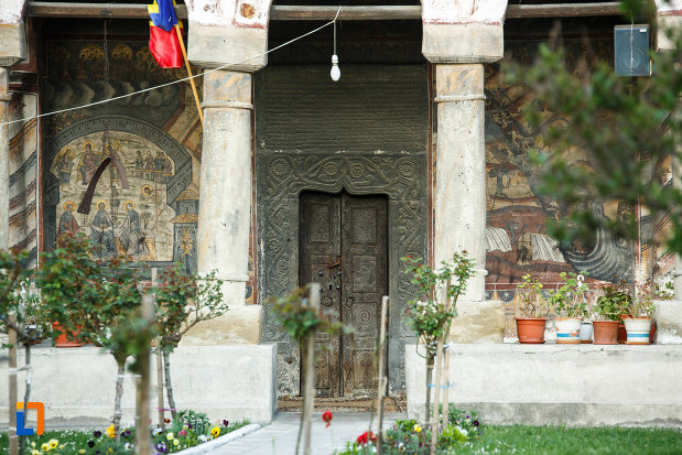 intrarea-in-biserica-veche-intrarea-in-biserica-din-horezu-judetul-valcea.jpg