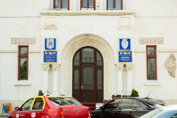 intrarea-in-caminul-de-ucenici-al-cooperatiei-mestesugaresti-azi-primaria-din-targu-jiu-judetul-gorj.jpg