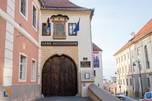 intrarea-in-casa-altemberger-pempflinger-primaria-veche-din-sibiu-judetul-sibiu.jpg