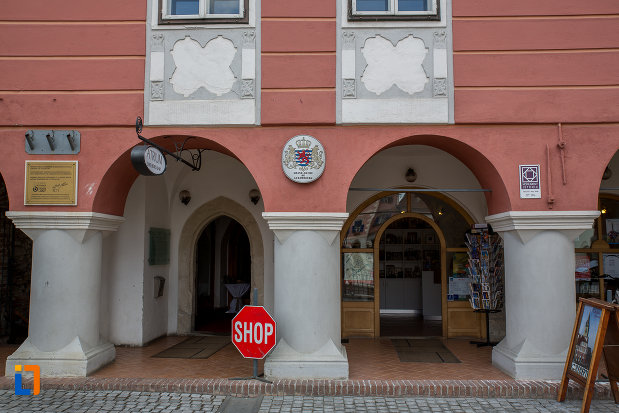 intrarea-in-casa-azi-centrul-cultural-al-luxemburgului-din-sibiu-judetul-sibiu.jpg