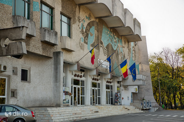 intrarea-in-casa-de-cultura-a-sindictelor-din-oradea-judetul-bihor.jpg