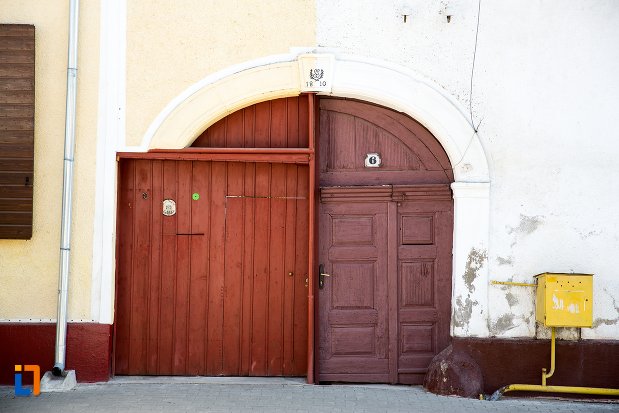 intrarea-in-casa-de-la-nr-6-ansamblul-urban-str-teilor-din-alba-iulia-judetul-alba.jpg