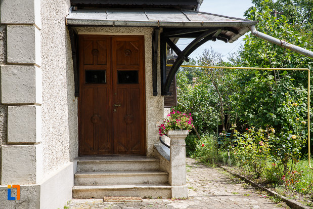 intrarea-in-casa-ion-manolescu-din-breaza-judetul-prahova.jpg