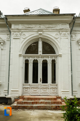 intrarea-in-casa-leon-cracalia-din-focsani-judetul-vrancea.jpg