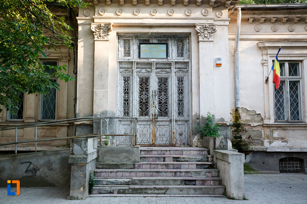 intrarea-in-casa-prefectului-azi-administratia-financiara-1880-din-turnu-magurele-judetul-teleorman.jpg