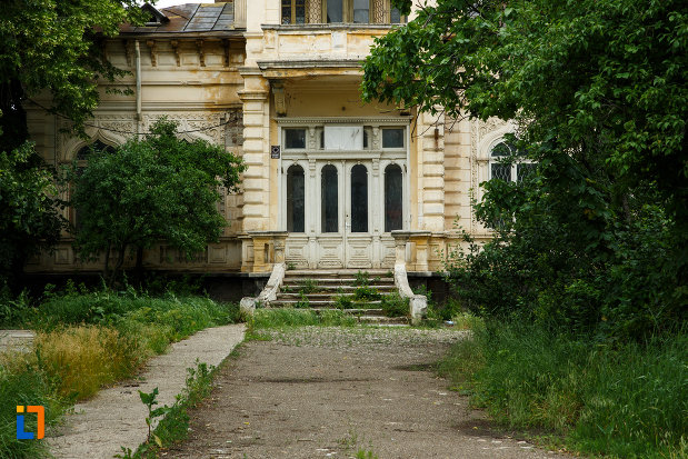 intrarea-in-casa-vianu-din-odobesti-judetul-vrancea.jpg
