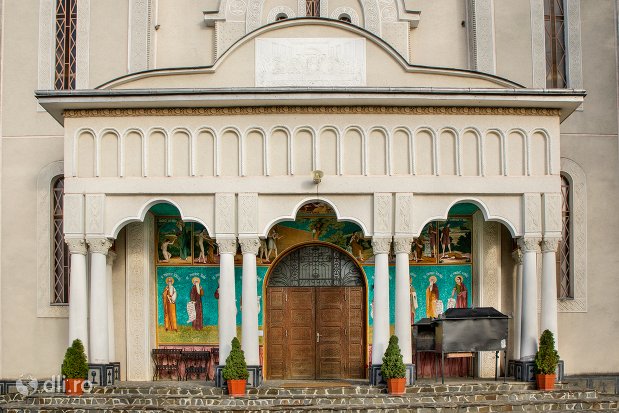 intrarea-in-catedrala-ortodoxa-din-calinesti-oas-judetul-satu-mare.jpg