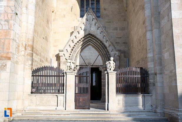 intrarea-in-catedrala-romano-catolica-sfantul-mihail-din-alba-iulia-judetul-alba.jpg