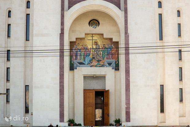 intrarea-in-catedralaepiscopala-ortodoxa-invierea-domnului-din-oradea-judetul-bihor.jpg
