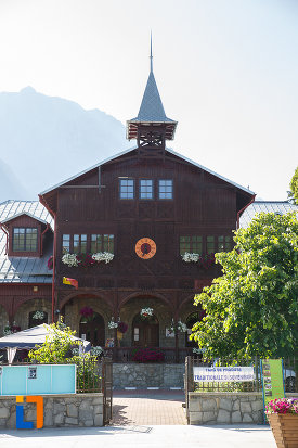 intrarea-in-centrul-cultural-aurel-store-din-busteni-judetul-prahova.jpg