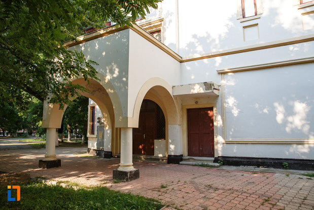 intrarea-in-cinematograful-flacara-din-turnu-magurele.jpg