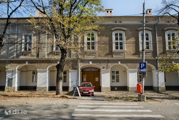 intrarea-in-cladire-canonicilor-din-oradea-judetul-bihor.jpg