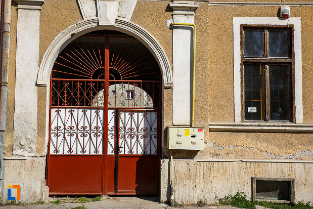 intrarea-in-cladire-fosta-scoala-din-orastie-judetul-hunedoara.jpg