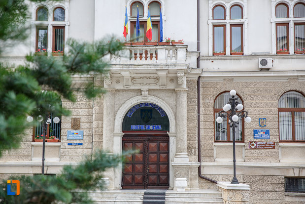 intrarea-in-cladirea-administrativa-a-orasului-azi-prefectura-si-consiliul-judetean-suceava.jpg