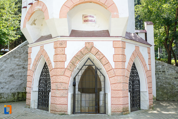 intrarea-in-cladirea-izvorul-sentinela-1896-din-vatra-dornei-judetul-suceava.jpg