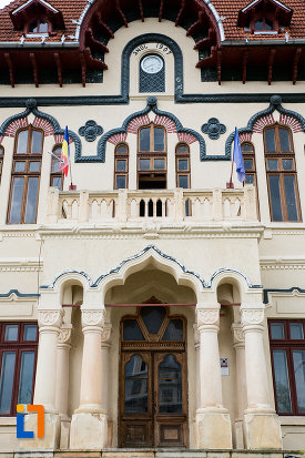 intrarea-in-cladirea-primariei-azi-palatul-culturii-din-campulung-muscel-judetul-arges.jpg