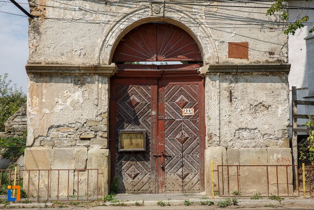 intrarea-in-clopotnita-de-la-biserica-armeneasca-turnu-rosu-din-suceava-judetul-suceava.jpg