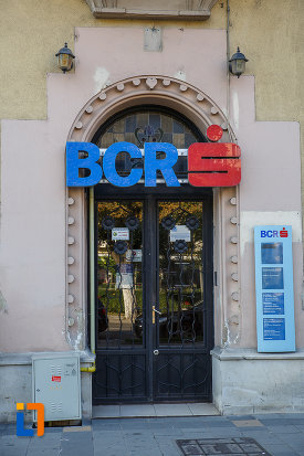 intrarea-in-fosta-banca-agrara-azi-banca-comerciala-din-targu-mures-judetul-mures.jpg