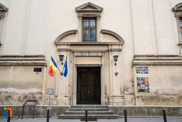 intrarea-in-fosta-manastire-a-trinitarienilor-azi-biblioteca-batthyaneum-din-alba-iulia-judetul-alba.jpg