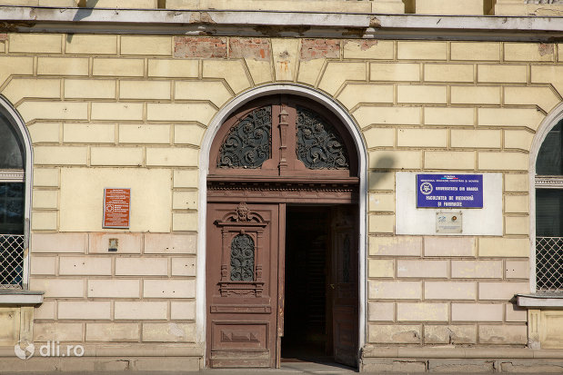 intrarea-in-hala-de-comert-azi-universitatea-oradea-facultatea-de-medicina-si-farmacie-judetul-bihor.jpg