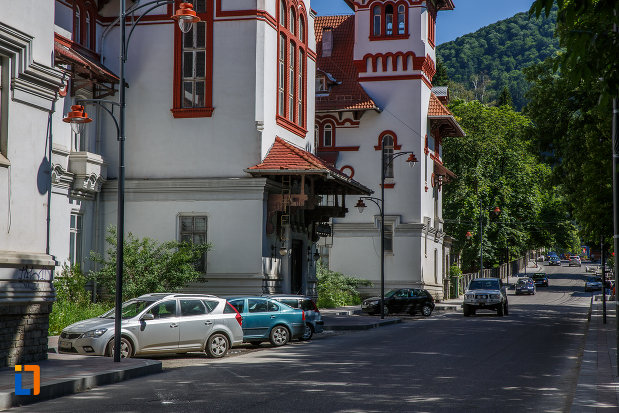 intrarea-in-hotel-caraiman-din-sinaia-judetul-prahova.jpg