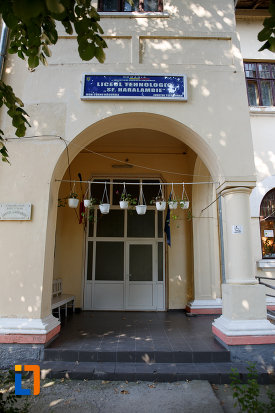 intrarea-in-liceul-sf-haralambie-din-turnu-magurele-judetul-teleorman.jpg