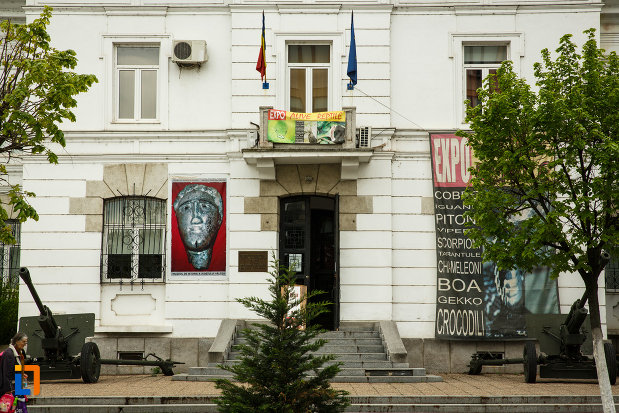 intrarea-in-muzeul-de-istorie-din-ramnicu-valcea-judetul-valcea.jpg