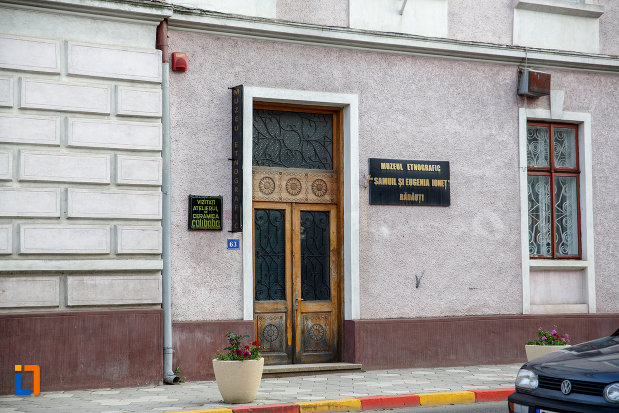 intrarea-in-muzeul-etnografic-din-radauti-judetul-suceava.jpg