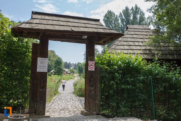 intrarea-in-muzeul-satului-bucovinean-din-suceava-judetul-suceava.jpg