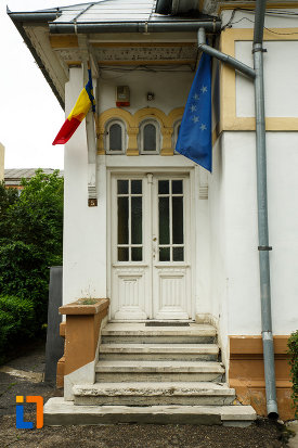 intrarea-in-muzeul-vrancei-casa-stefanescu-din-focsani-judetul-vrancea.jpg