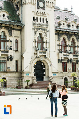 intrarea-in-palatul-administrativ-prefectura-consiliul-judetean-din-craiova-judetul-dolj.jpg