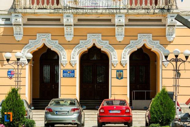 intrarea-in-palatul-comunal-din-buzau-judetul-buzau.jpg