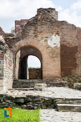 intrarea-in-palatul-domnesc-ruine-palatul-petru-cercel-din-targoviste-judetul-dambovita.jpg