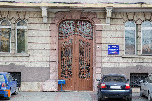 intrarea-in-prefectura-orasului-cluj-napoca-judetul-cluj.jpg