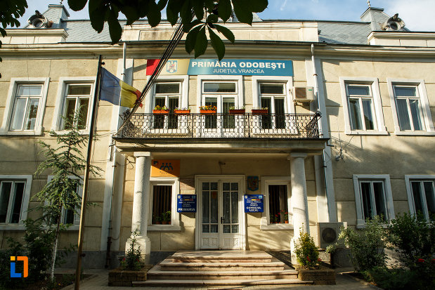 intrarea-in-primaria-din-odobesti-judetul-vrancea.jpg