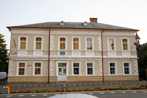intrarea-in-scoala-din-gura-humorului-judetul-suceava.jpg