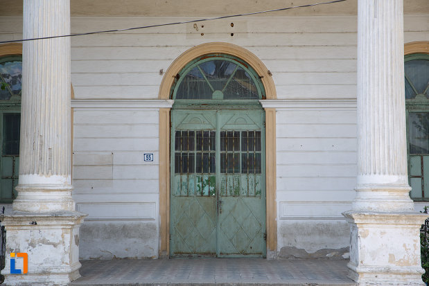 intrarea-in-scoala-din-macin-judetul-tulcea.jpg