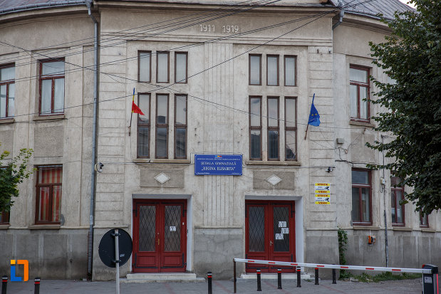 intrarea-in-scoala-din-radauti-judetul-suceava.jpg