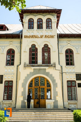 intrarea-in-scoala-tip-spiru-haret-azi-seminarul-sf-apostol-andrei-din-galati-judetul-galati.jpg