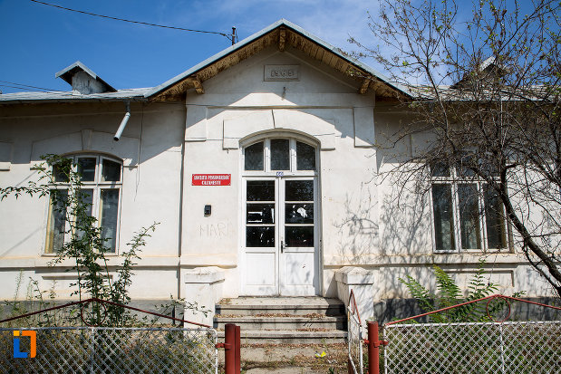 intrarea-in-scoala-veche-din-cazanesti-judetul-ialomita.jpg