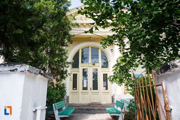 intrarea-in-scoala-veche-din-mangalia-judetul-constanta.jpg