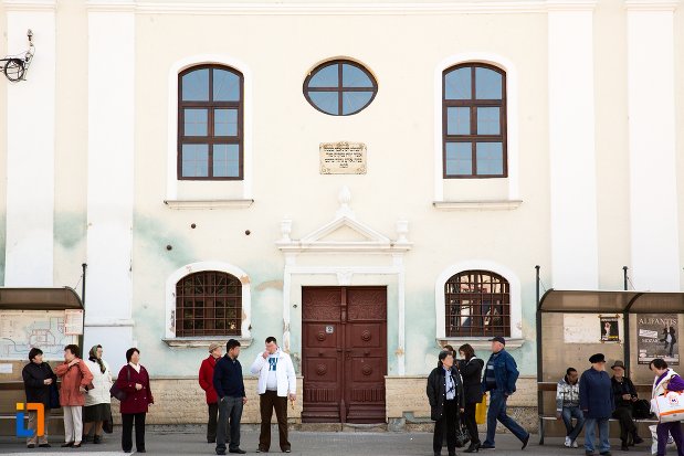 intrarea-in-sinagoga-din-alba-iulia-judetul-alba.jpg