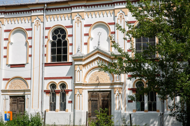 intrarea-in-sinagoga-din-vatra-dornei-judetul-suceava.jpg