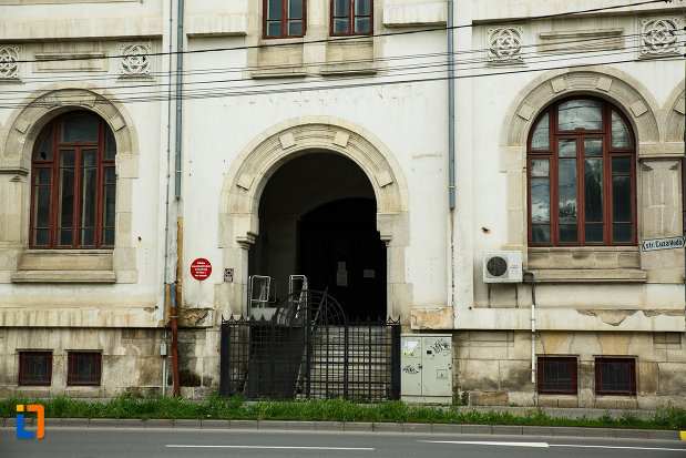 intrarea-in-vechiul-tribunal-judetean-din-focsani-judetul-vrancea.jpg