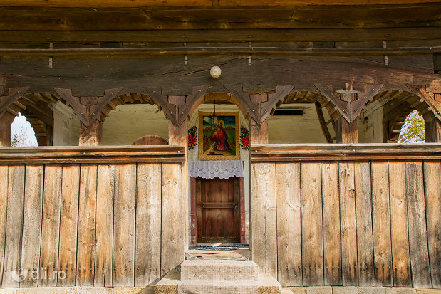 intrarea-spre-biserica-de-lemn-din-plopis-judetul-maramures.jpg