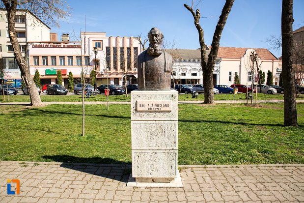 ion-agarbiceanu-grupul-statuar-din-fata-casei-de-cultura-a-studentilor-din-alba-iulia-judetul-alba.jpg